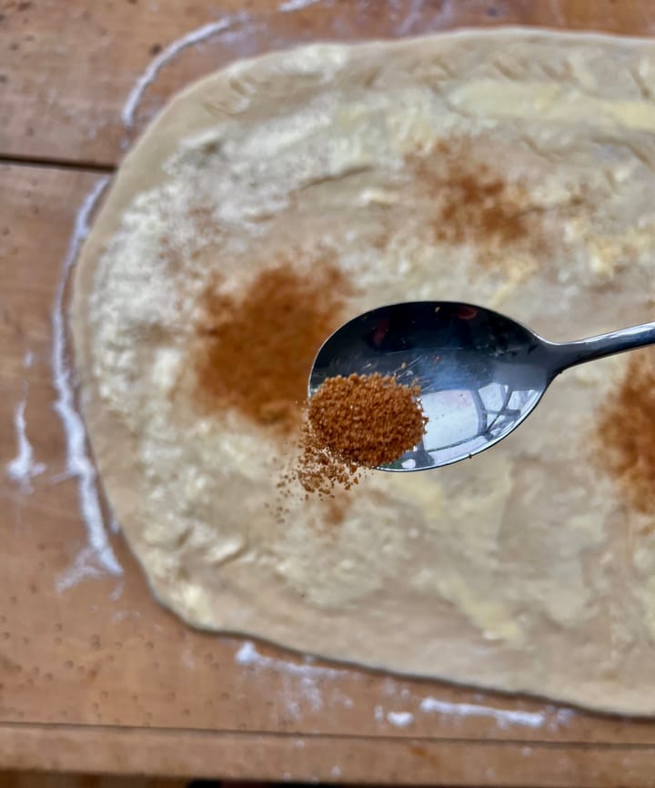 Cynamonki na stolnicy po kowalu